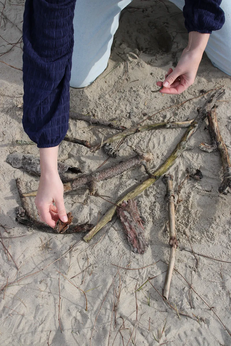 gabrielle maakt een natuurschat tijdens een wandeling in het bos